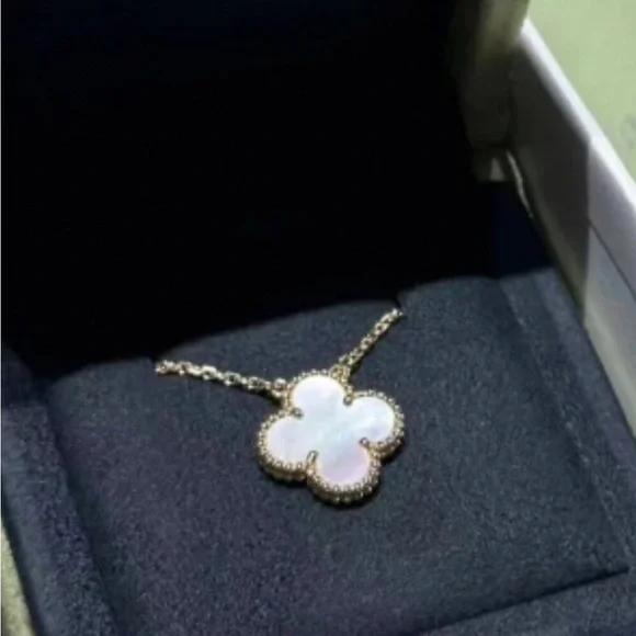 Authentic Van Cleef & Arpels Vintage Alhambra 18K Gold Necklace - Picture 3 of 4